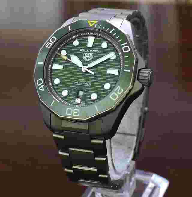 TAG Heuer Aquaracer 300M
                           
                                 Professional 300 - Titanium - Green Dial - Very good conditions - Full Set