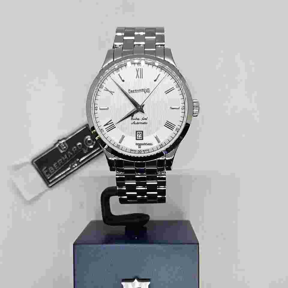 Eberhard & Co. Extra-Fort
                           
                                 Solo Tempo Quadrante Silver con Bracciale acciaio