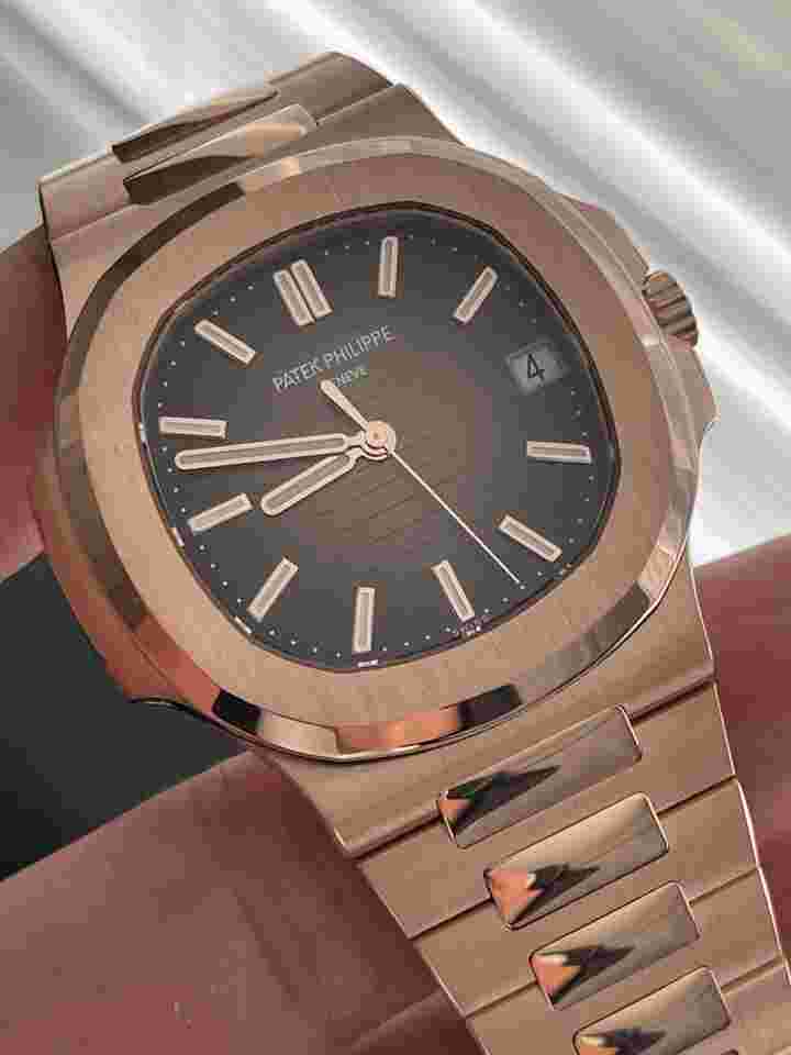 Patek Philippe Nautilus
5711/1R-001 Discontinued Rose Gold Nautilus