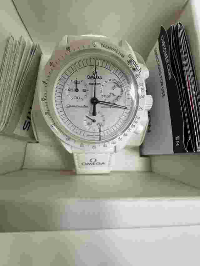 Swatch Moonswatch
                           
                                 Omega X Swatch Bioceramic Moonswatch Mission to the Moonphase Full Moon - Snoopy WHITE SO33W700