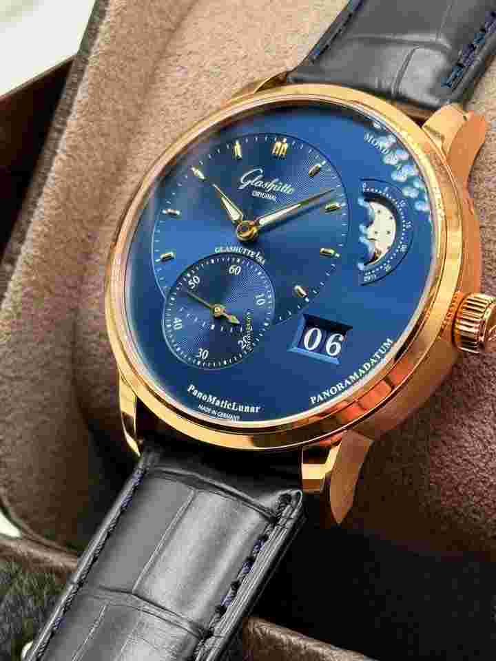 Glashütte Original PanoMaticLunar
NEW 2024 Panomaticlunar Blue 18KT Red Gold