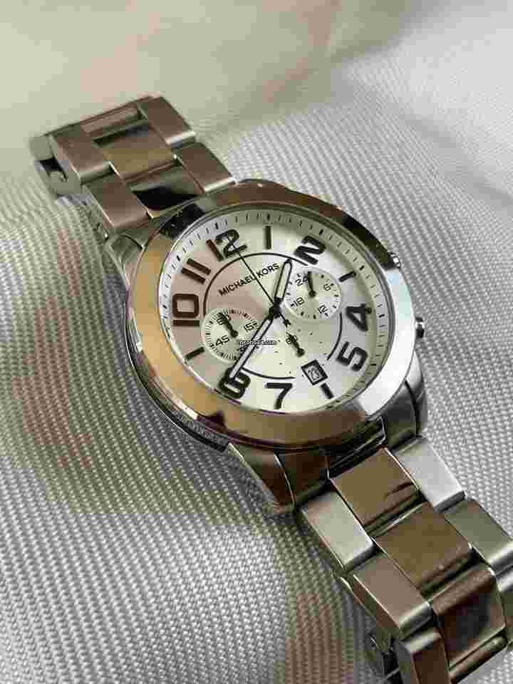 Michael Kors
Chronograph Stainless Steel Three Registers Calendar Date Large Case 45mm Large Numbers
