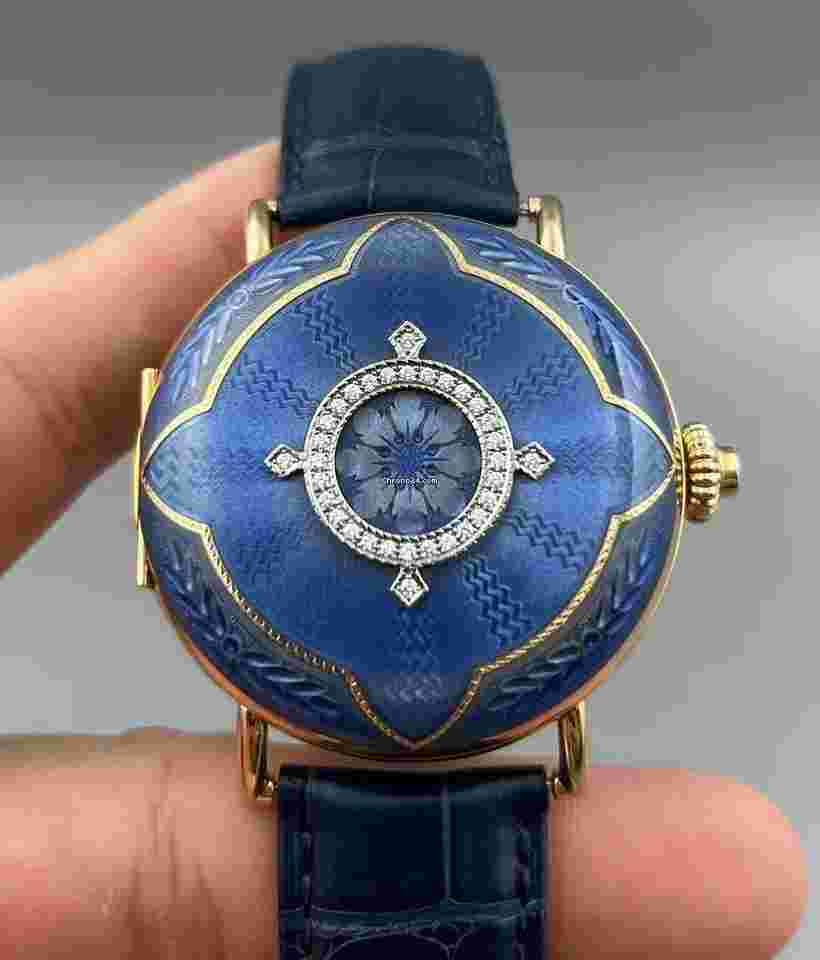 H.Moser & Cie. Endeavour
                           
                                 Limited to 10 units. Enamel rose gold perpetual calendar 46MM.8431.0400