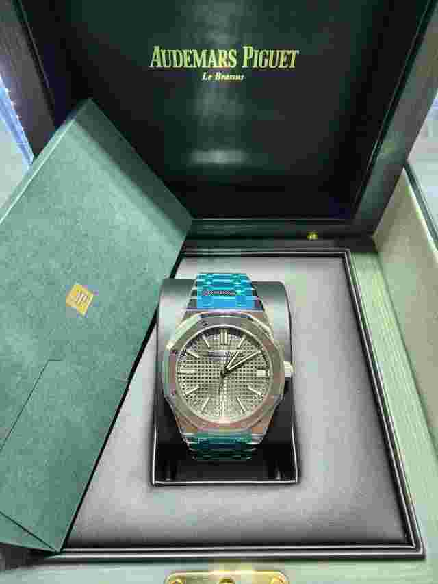 Audemars Piguet Royal Oak
                           
                                 15510ST.OO.1320ST.09 Green Dial Stainless Steel Men’s Watch