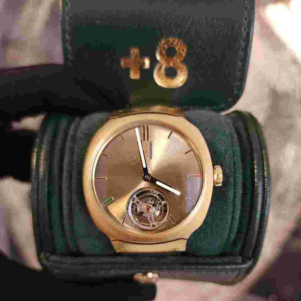 H.Moser & Cie.
                           
                                 Moser Streamliner Yellow Gold Tourbillion +8 Limited Edition with Emerald