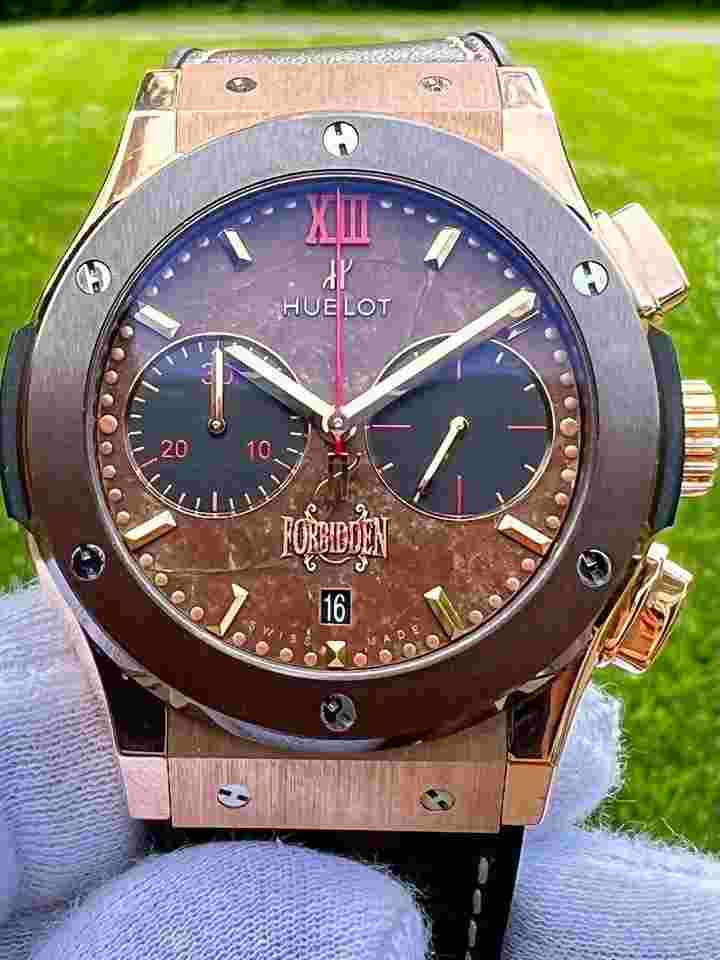 Hublot Classic Fusion Chronograph
King Gold 521.OC.0589.VR.OPX14 Forbidden X 45MM Cigar Leaf Dial