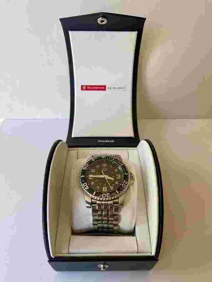 Victorinox Swiss Army
Calendar Date 24Hours Black Dial Large S/Steel Screw Down Back Papers Original Box Swiss