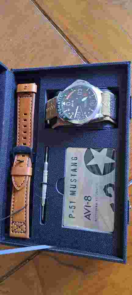 AVI 8 MUSTANG BOTTISHAM Coffret complet avec montre , outil et un bracelet en cuir 