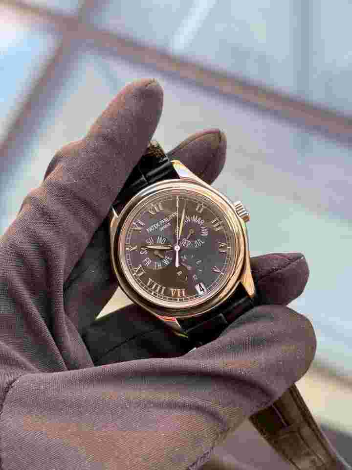Patek Philippe Annual Calendar
GREY DIAL Annual Calendar Platinum + Extract from the Archives2003 WG buckle