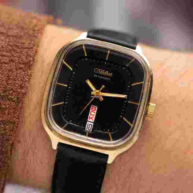 Slava
                           
                                 "Fridge" Cal. 2438 Gold-plated case Ref. 676
