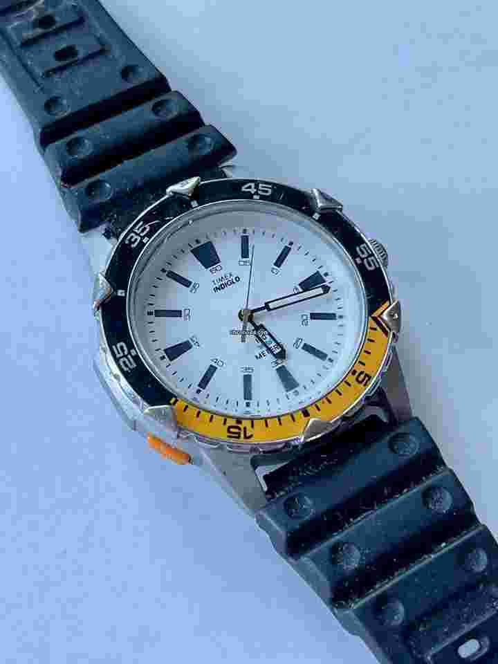 Timex
Indiglo Diver 100 Meters U.S Pat. No4.775.964 4.527.096 Vintage