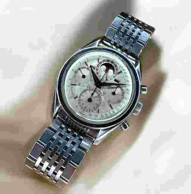 Universal Genève Tri-Compax
                           
                                 Chronograph