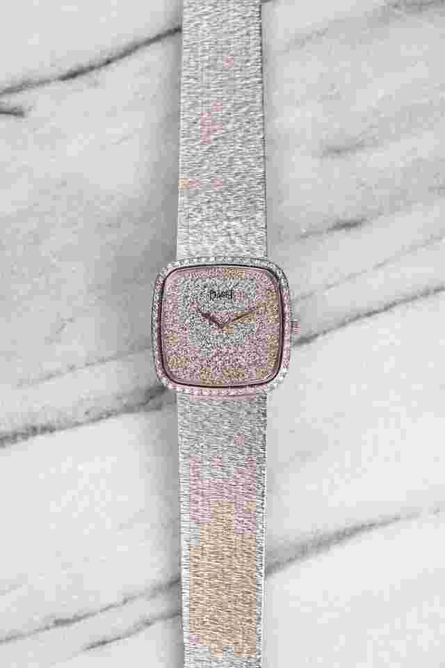 Piaget
Vintage 80s Reference 9775 18K White Gold Manual Wind Diamond Pave Dial 32mm Case.