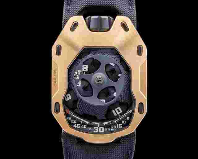 Urwerk UR-105
                           
                                 UR-105TA IRON KNIGHT Manual Wind Limited Edition RG