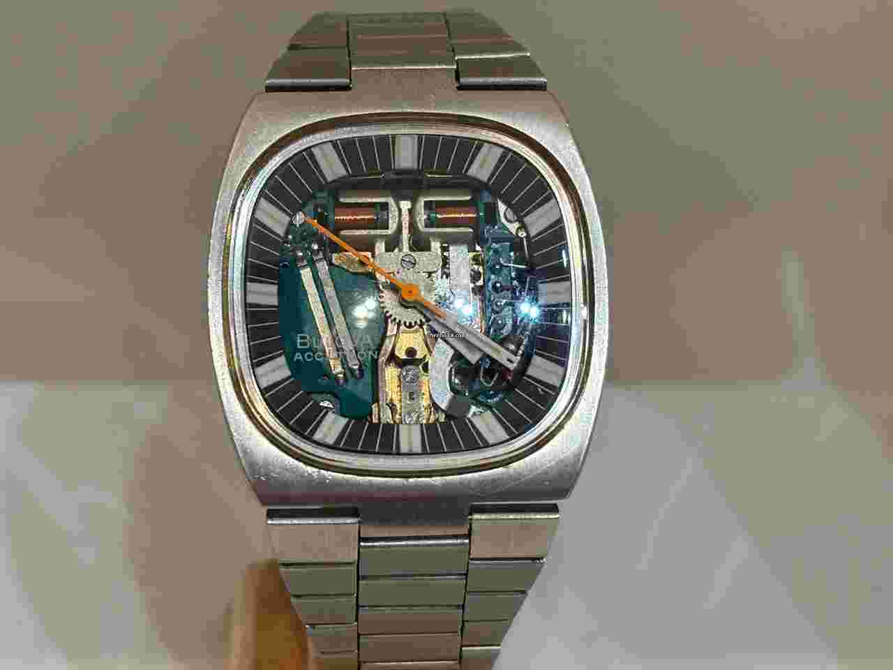 Bulova Accutron
                           
                                 Spaceview Cushion Case