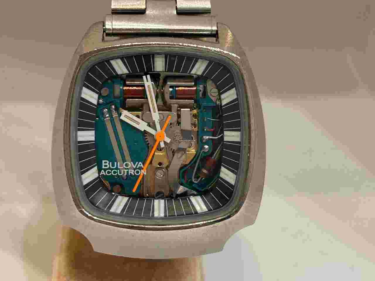 Bulova Accutron
                           
                                 Spaceview Cushion Case