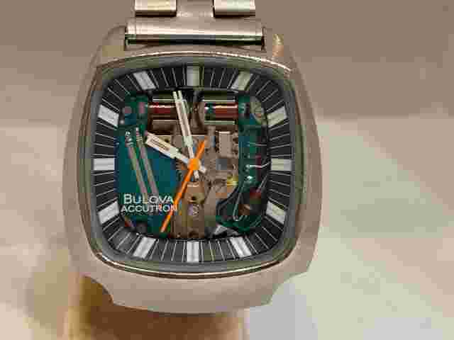 Bulova Accutron
                           
                                 Spaceview Cushion Case