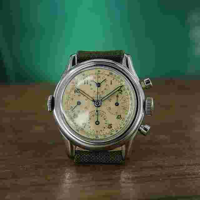 Universal Genève Aero-Compax
                           
                                 Chronograph Ref. 22290 Around 1950