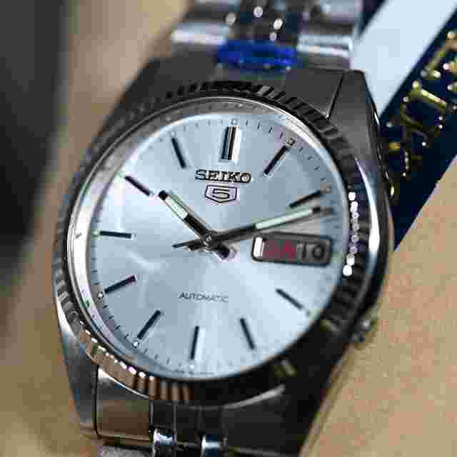 Seiko 5 Sports
                           
                                 SALE / Vintage Seiko 5 Sports Automatic Watch Datejust Silver Dial with Box Mint