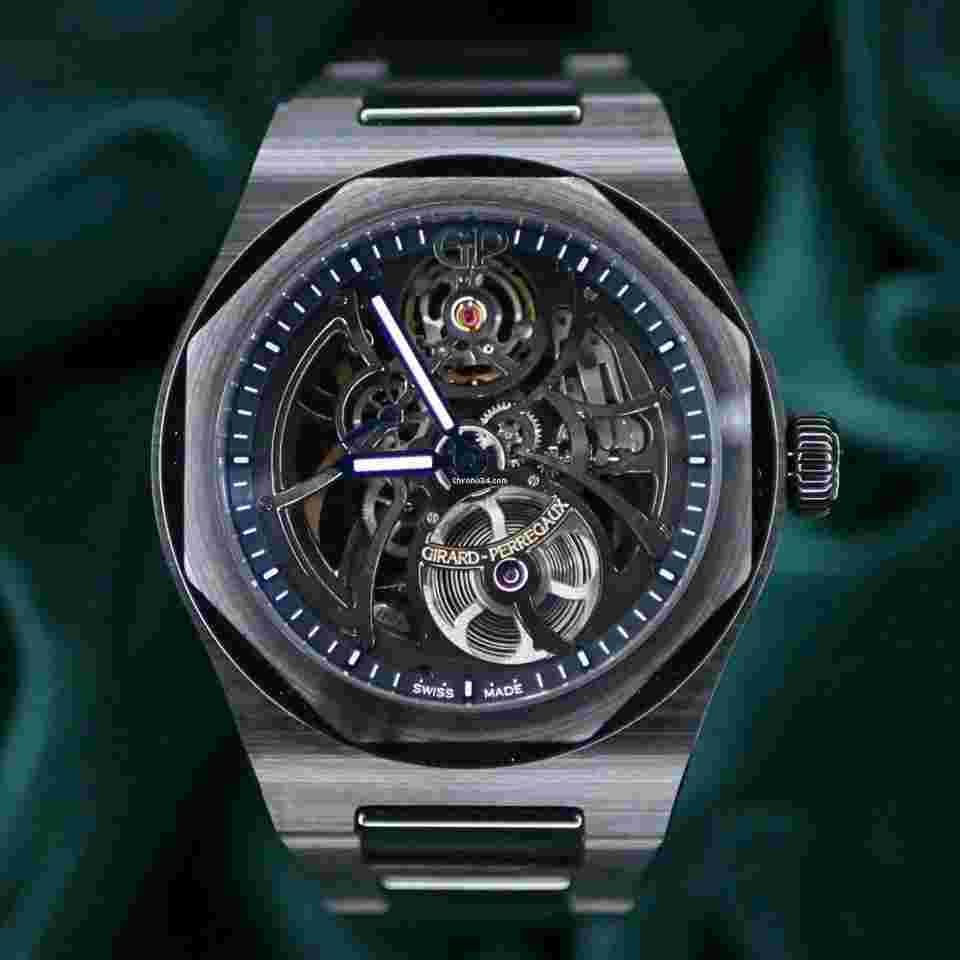Girard Perregaux Laureato
                           
                                 MINT COMPLETE SET Laureato Skeleton North America Edition Black Ceramic 81015-32-176032A