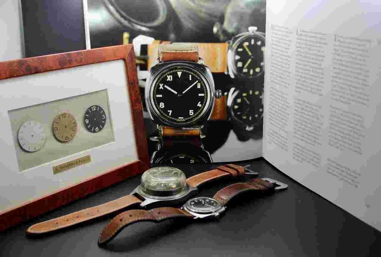 Panerai
Vintage Panerai Rolex Kampfschwimmer 3646 California Dial 1944. Compass + 3 Dial + Book.