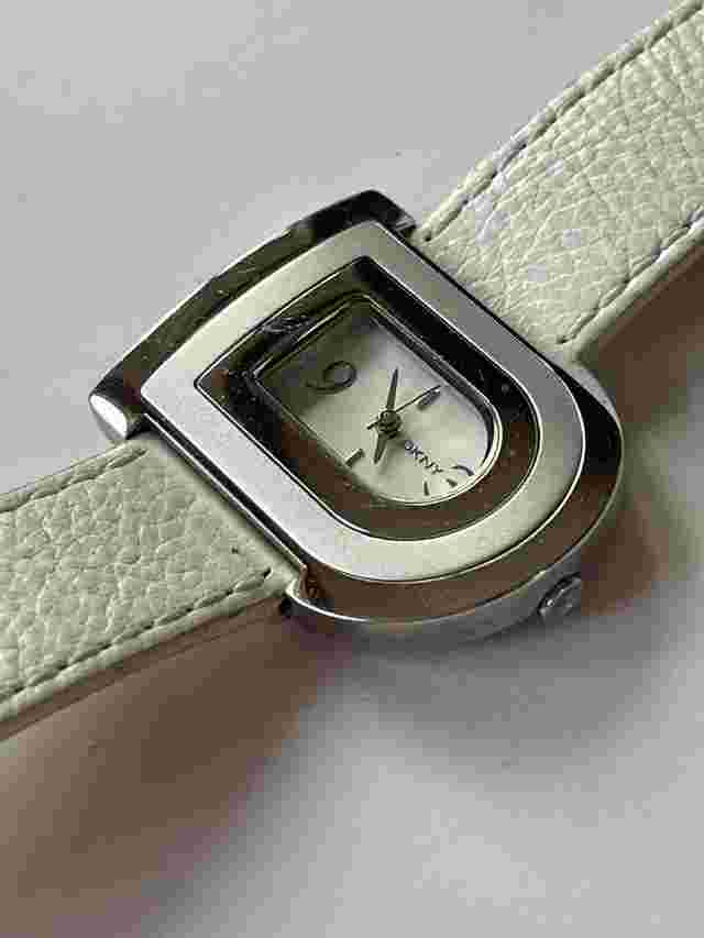 DKNY Ladies Ref. NY 4564 White Dial Original White Strap NOS New Old Stock Store Sample 