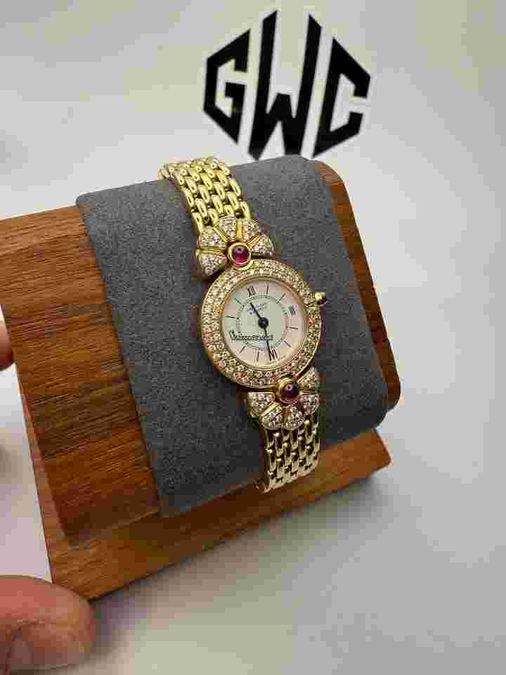 Van Cleef & Arpels
122965B2 Yellow Gold Diamond & Ruby 21mm White Dial Ladies