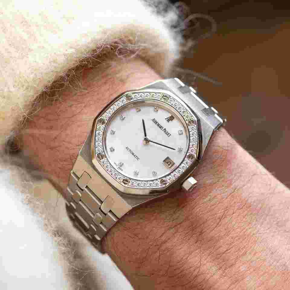 Audemars Piguet Royal Oak
14813BC Factory Mother of Pearl & Diamonds - Extract from the Archives