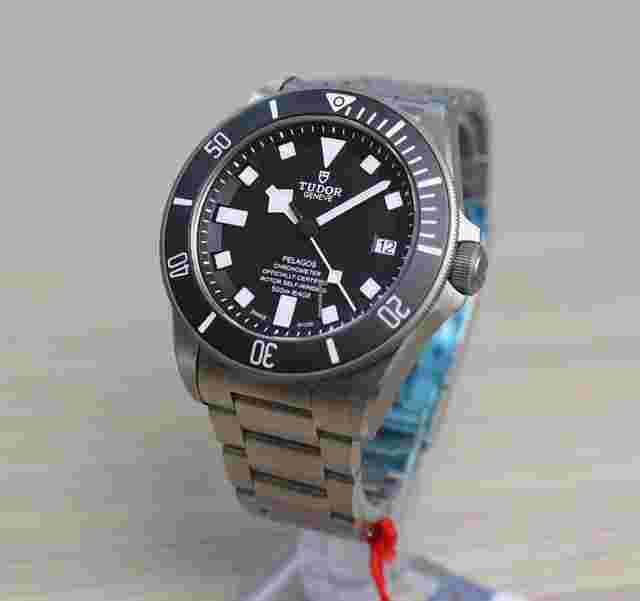 Tudor Pelagos
                           
                                 Black Dial - Titanium - 42mm - New - With Rubber Straps - 25600TN - Full Set