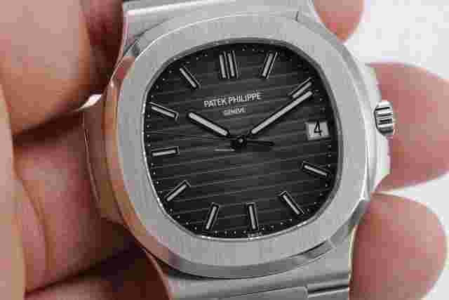 Patek Philippe Nautilus
                           
                                 5711/1A-010