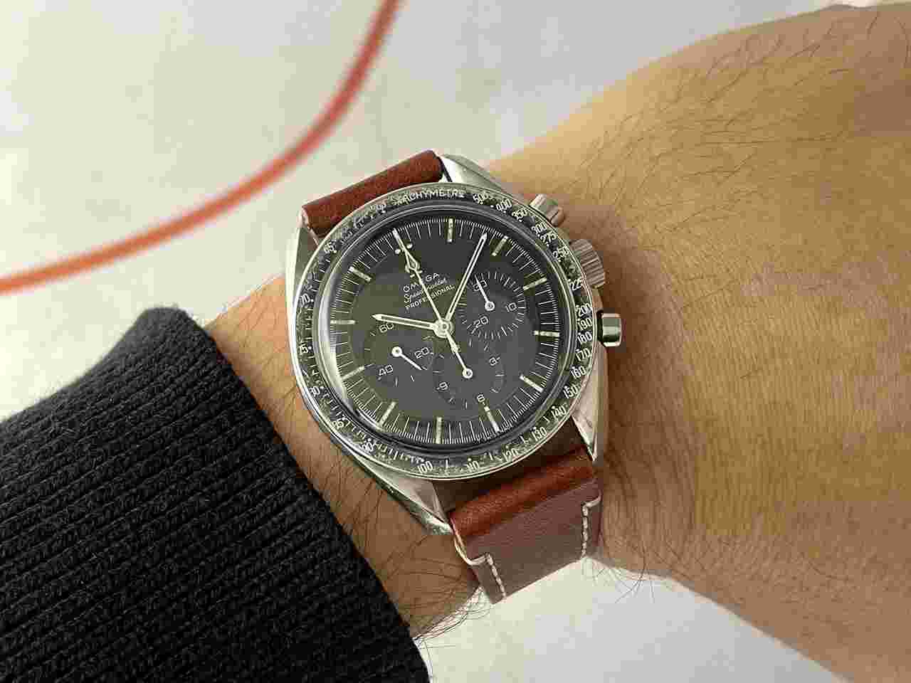 Omega Speedmaster Professional Moonwatch
                           
                                 Vintage hand-wound chronograph watch Ref. 105.012-65 Cal. 321