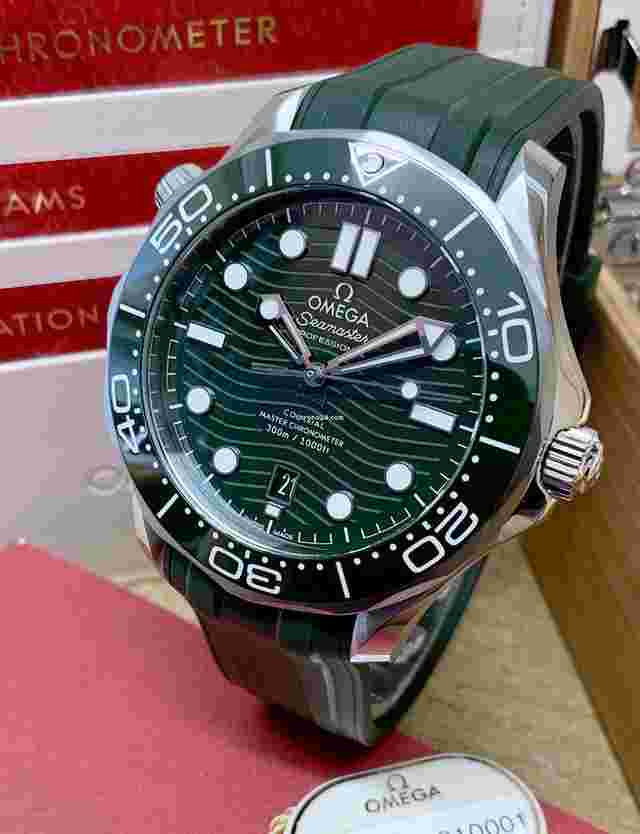 Omega Seamaster Diver 300 M
                           
                                 42mm 210.32.42.20.10.001 Green Dial Unworn Box & Papers 2025