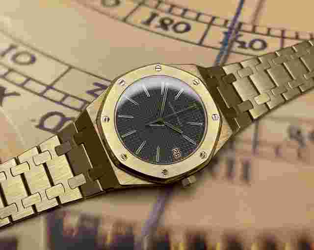 Audemars Piguet Royal Oak
                           
                                 56023BA