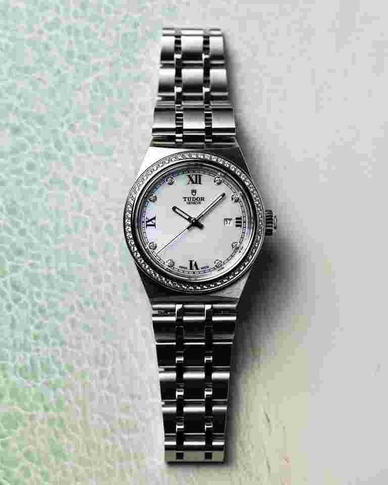 Tudor Royal
28mm Diamond Bezel Mother of Pearl Dial M28230-0001