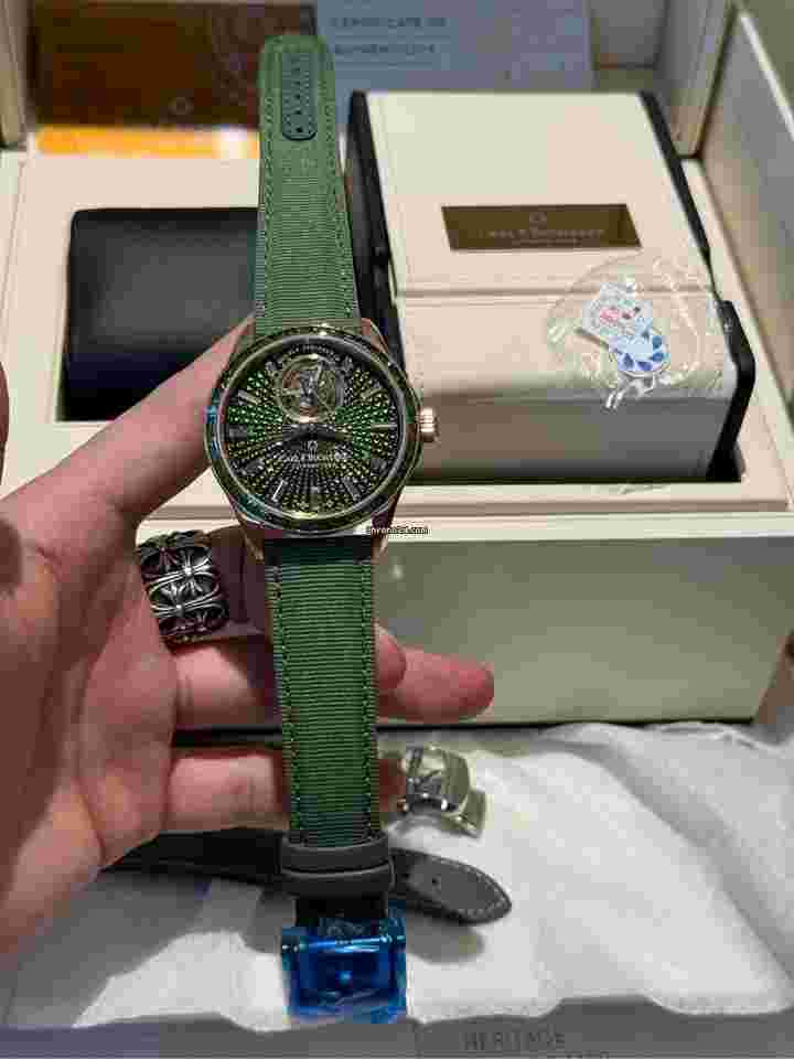 Carl F. Bucherer Manero
                           
                                 00.10928.03.94.11
