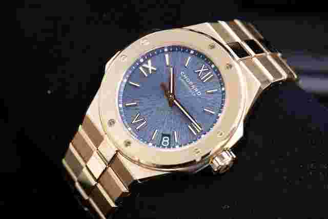 Chopard Alpine Eagle
                           
                                 Large Rose Gold Blue dial Full set b/p