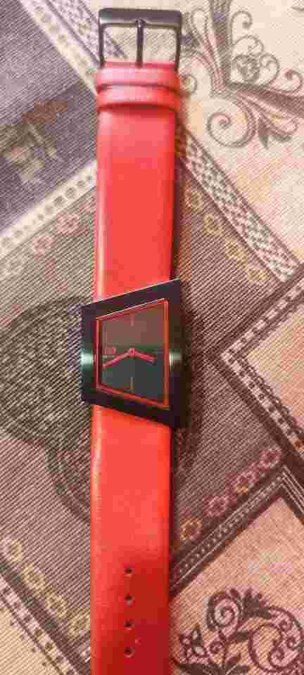 Danish Design Schwarz Rot Squeezy Designer Damen Armbanduhr Top Zustand!