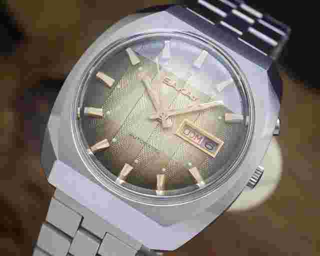 Sakay New Old Stock NOS Automatic rare textured dial vintage Japan made SERVICED WARRANTY champagne-gold dial with a rare texture and faceted crystal! 