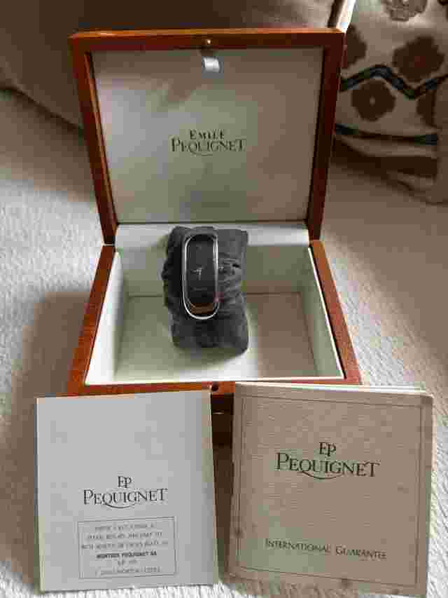 Pequignet Élégance Swiss Made Élégance Relógio Senhora em Aço mostrador Preto e Bracelete Preta 