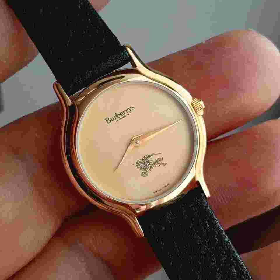 Burberry Lady Quartz St.Steel/Gold Plated - White/Gold Dial Vintage 90s NOS Very elegant and refined watch. Gold dial Black graphics