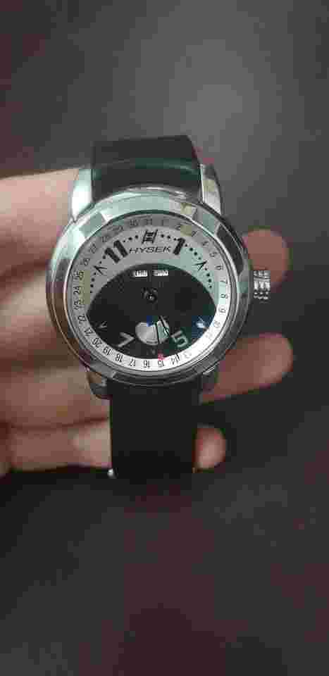 Jorg Hysek IO Moonphase Hysek IO Moonphase – Stylish Triple Calendar Watch