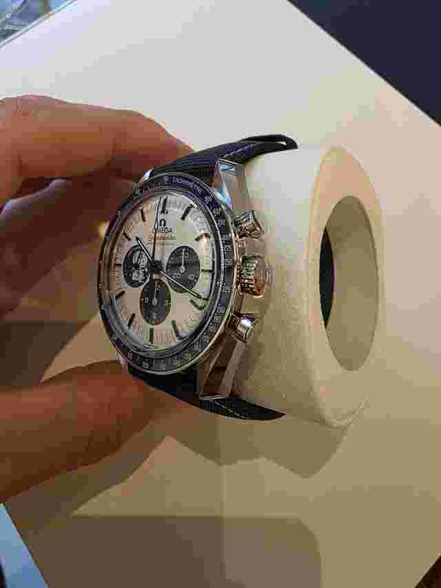 Omega Speedmaster Professional Moonwatch 'Silver Snoopy Award' Fournis avec tous les documents jamais portée neuve.