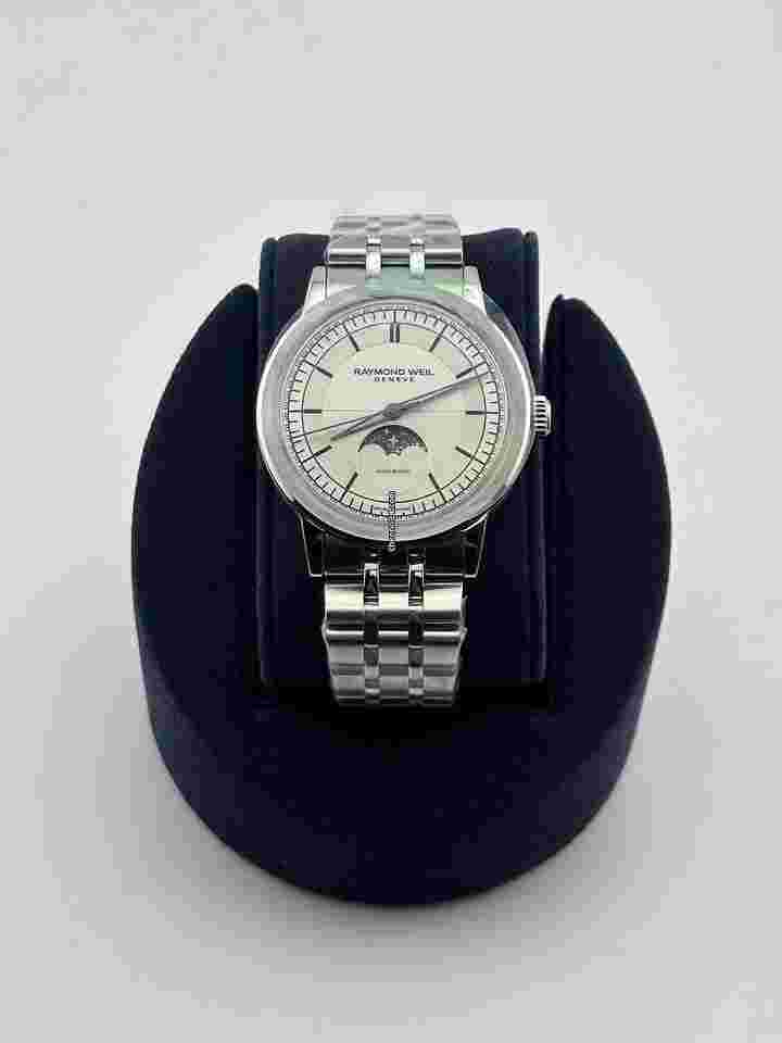 Raymond Weil
                           
                                 Millesime Automatic Moon Phase Silver Dial Bracelet Watch 39.5mm