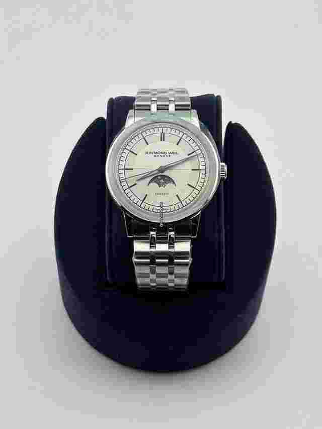 Raymond Weil
                           
                                 Millesime Automatic Moon Phase Silver Dial Bracelet Watch 39.5mm