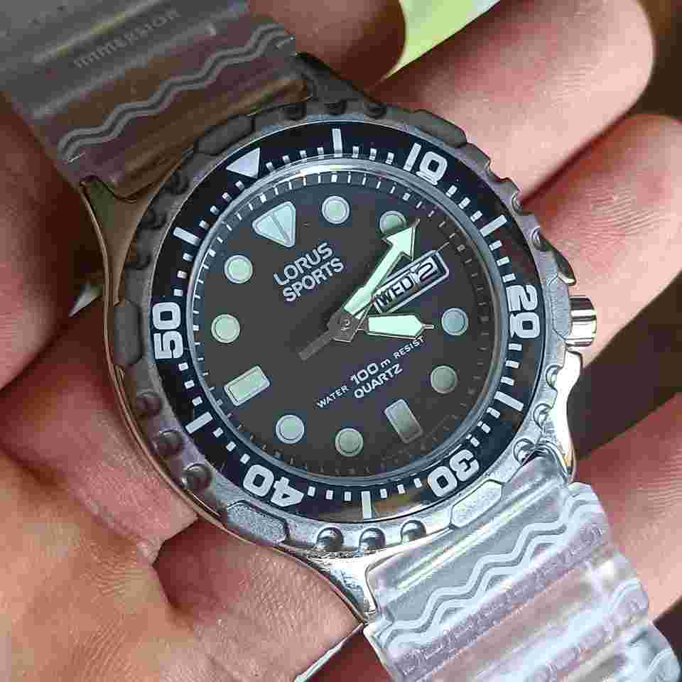 Lorus Quartz (by Seiko) WR 100M - Vintage NOS 90s Full Set Black dial Day-date Unidirectional rotating bezel