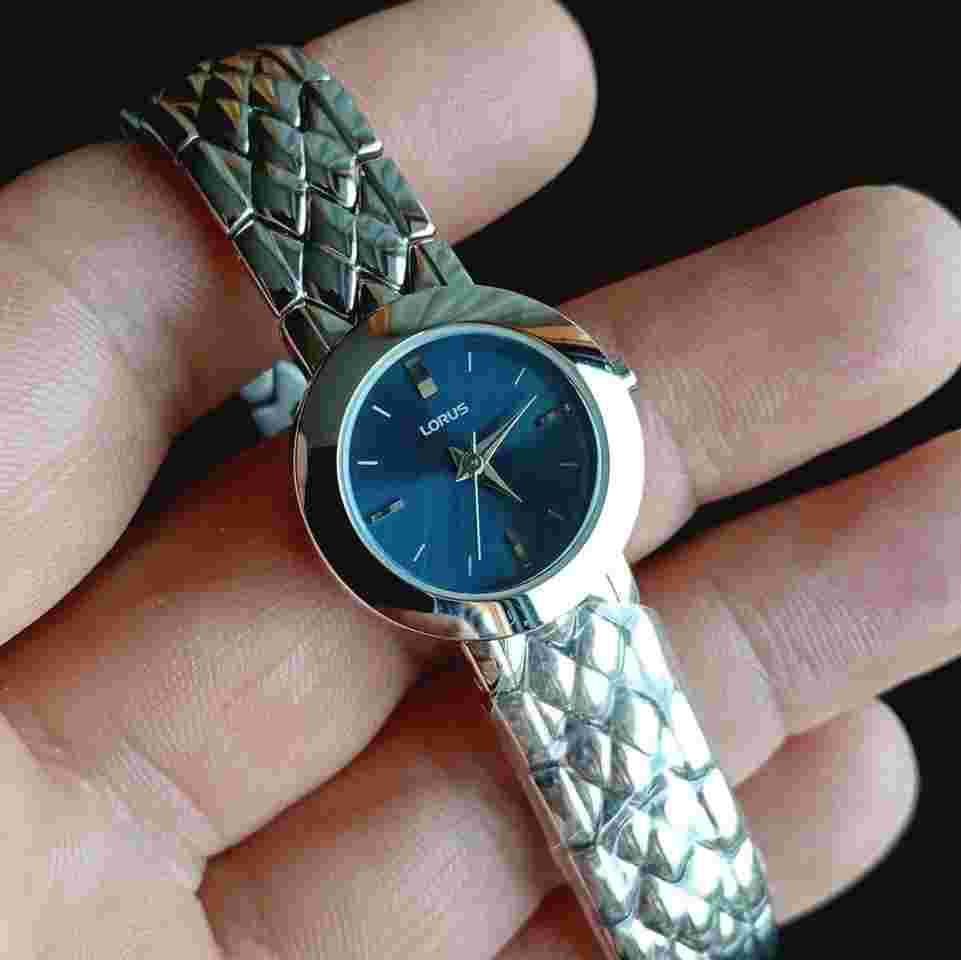 Lorus Quartz by Blue sunray dial all Steel Vintage 95 NOS Really very beautiful and elegant - All original
