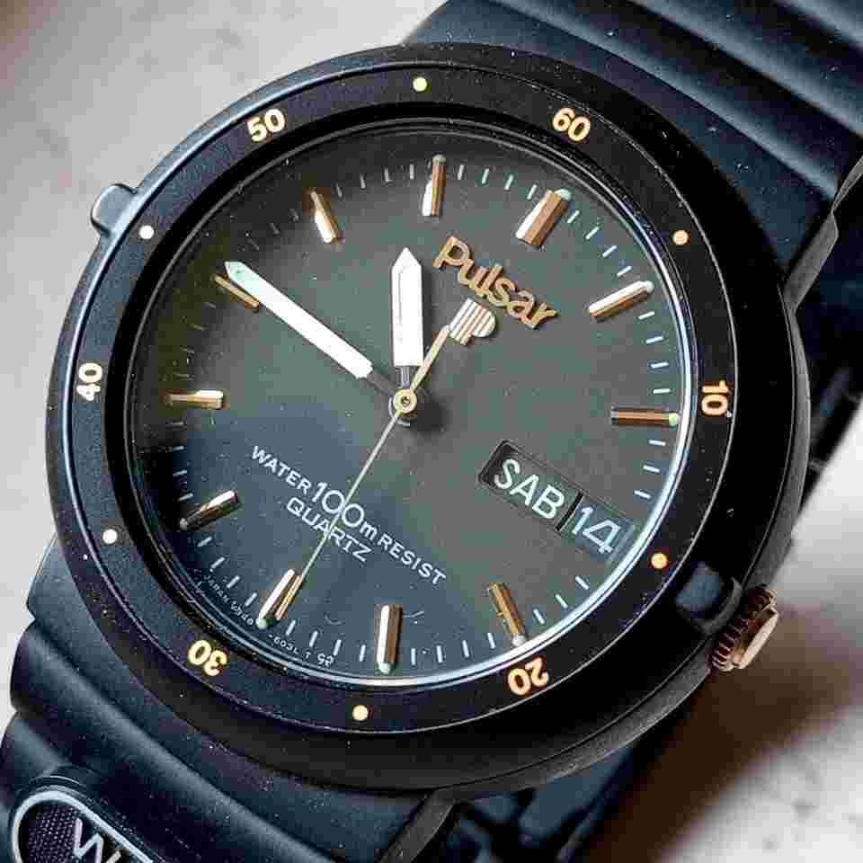 Pulsar (by Seiko) Day-Date All steel with black PVD treatment - Vintage 89 NOS. Full Set - WR100 Gold-colored applied indexes and logo