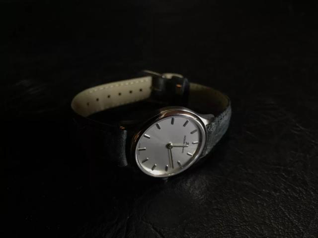 JACQUES LEMANS SWISS MADE WOMENS WRIST WATCH