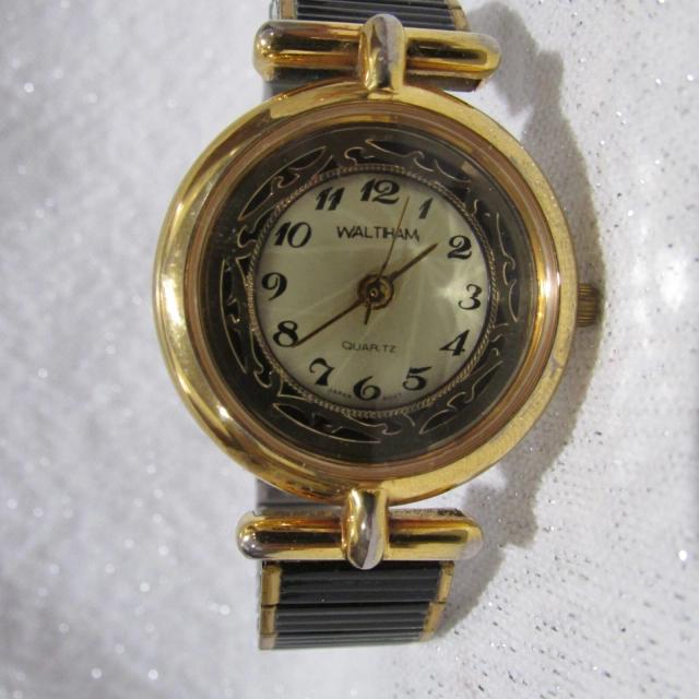 Woman's Waltham wrist watch quartz LA Express Needs Battery Pyramid Crystal