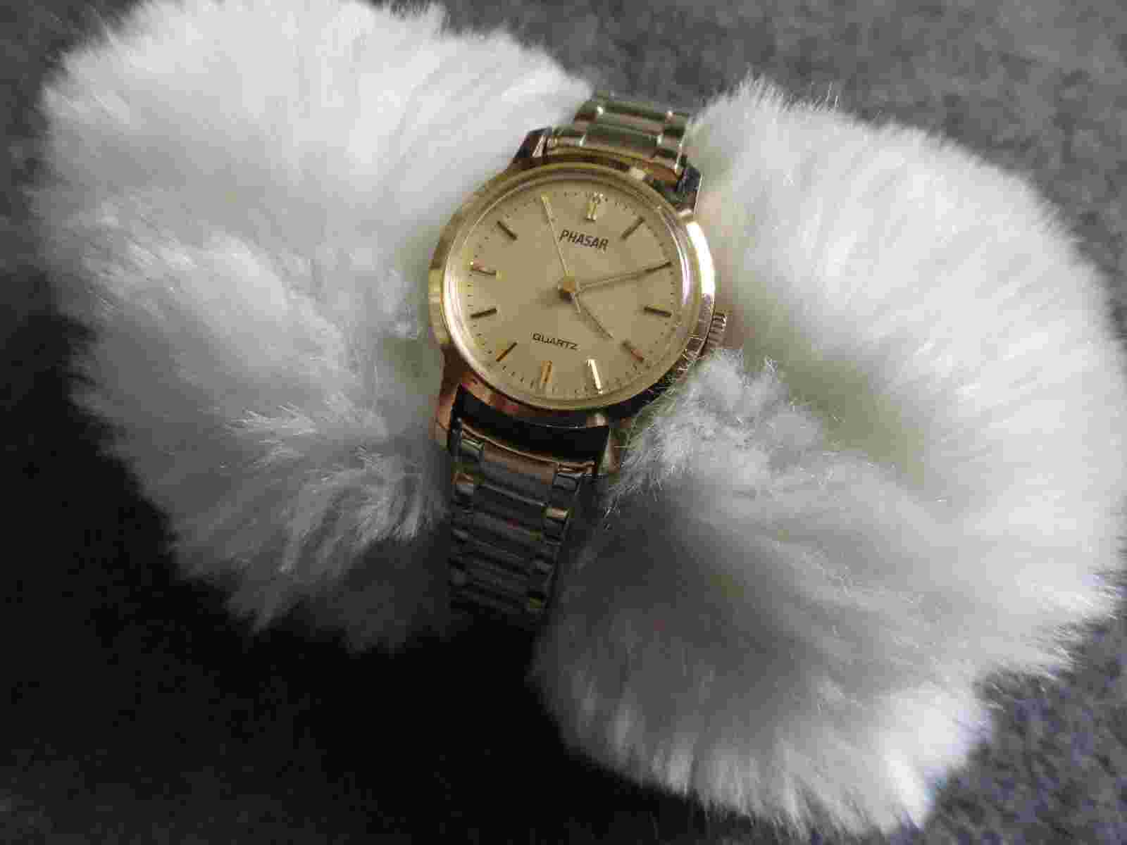 Phasar Quartz  by Sears Ladies Watch with a Stretch Band